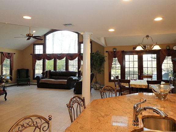 5th image of 21 Louis Dr