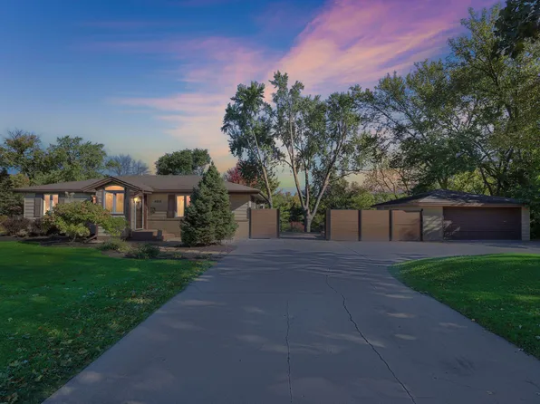 4816 Overlook Dr, Bloomington, MN 55437