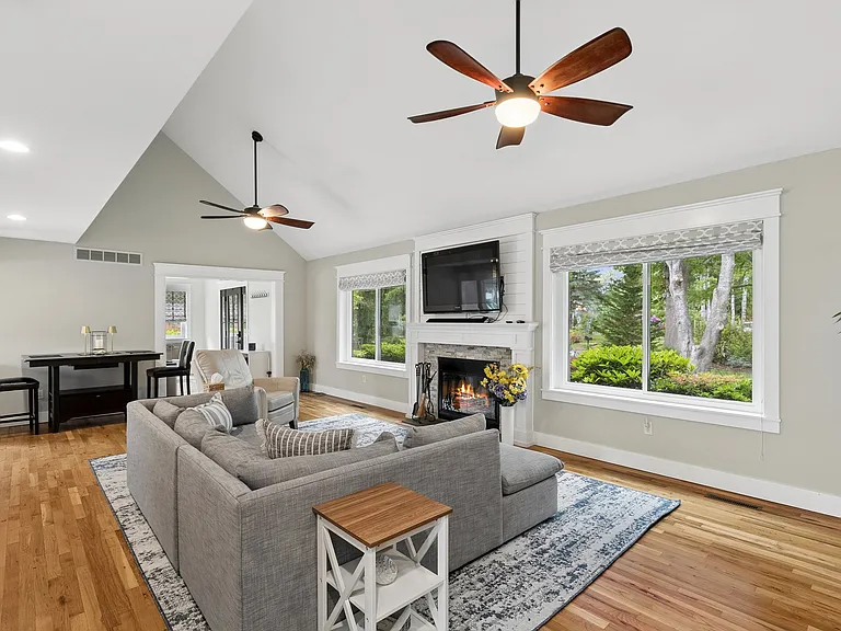 7 Eileen Cir — Photo 4