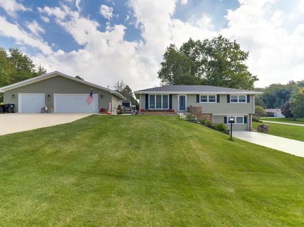 14529 Lunar Dr, Bloomington, IL 61705