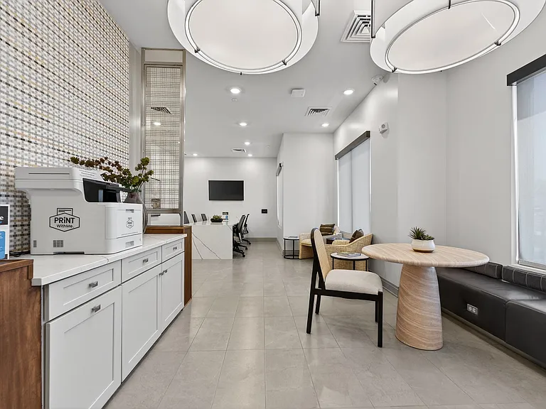 Refinery at Pointe17 — Photo 17