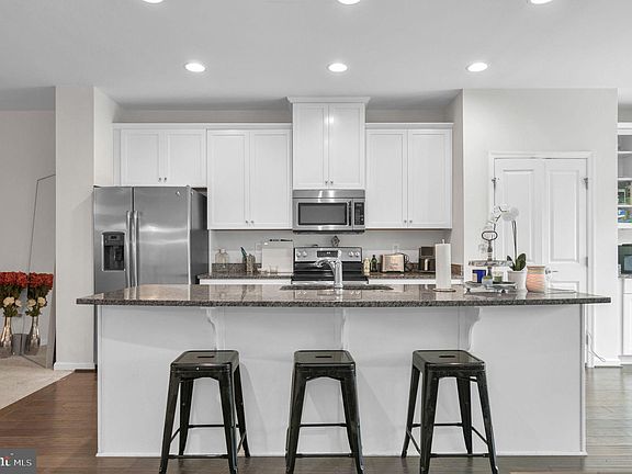 5th image of 8633 Rosecrans Ln