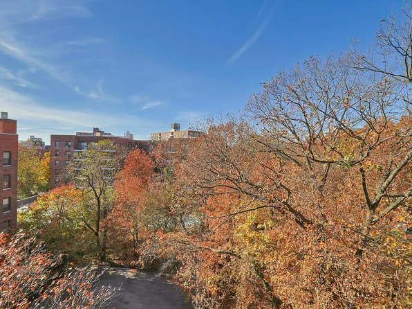 4499 Henry Hudson Parkway West image 2 of 22