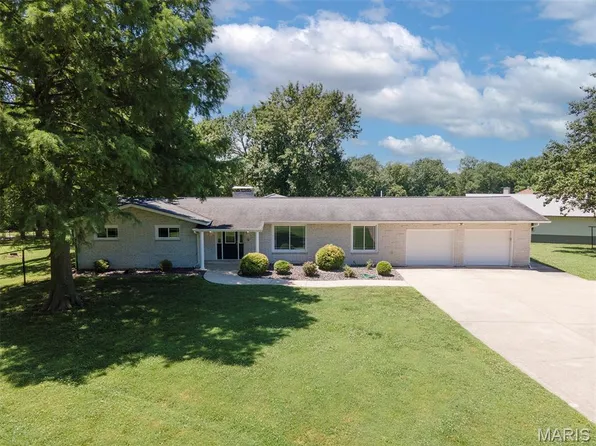 5 Lakeshore Dr, New Baden, IL 62265