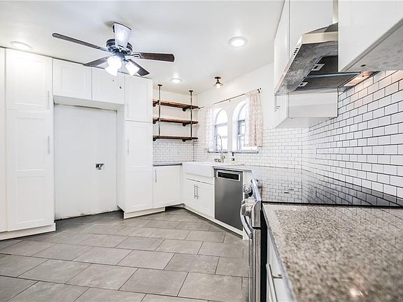 4th image of 2301 W Coburg Pl