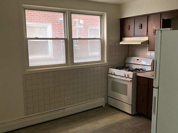4th image of 2101 Division St