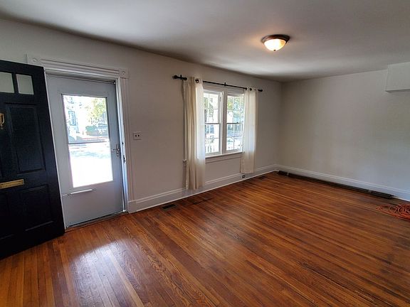 2nd image of 1320 Oakwood Ave