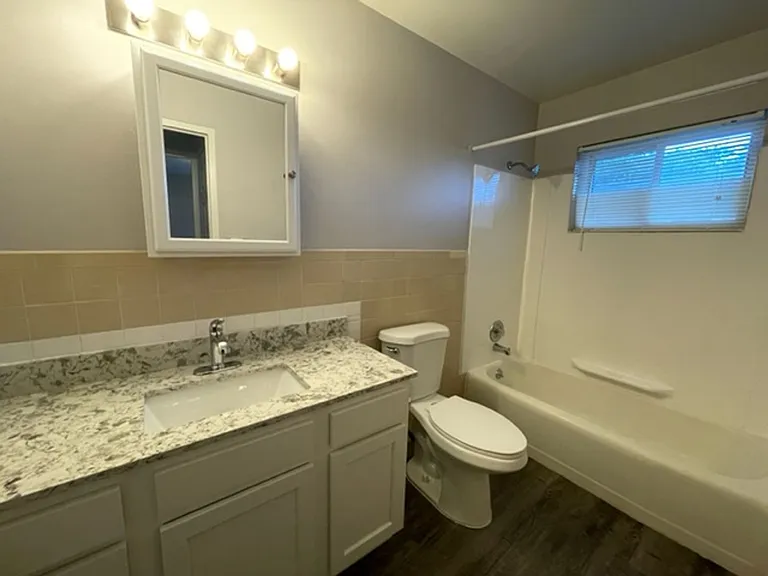 Apartment off 28th and Clyde Park Available — Photo 43