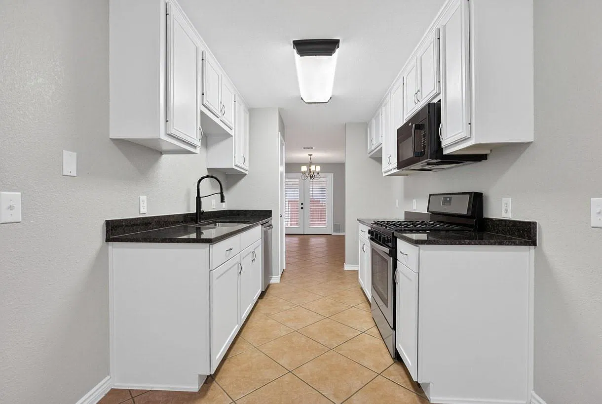 3 bed, 2.0 bath, 1812 sqft, $2,200 — Photo 2
