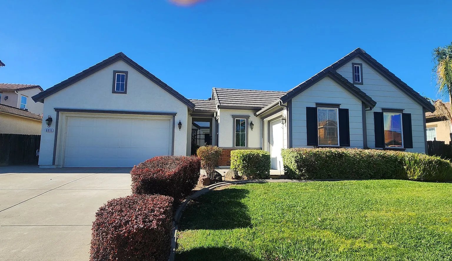 Wonderdful 3 Bedroom + Den, 2.5 Bathroom Home in Elk Grove — Photo 2
