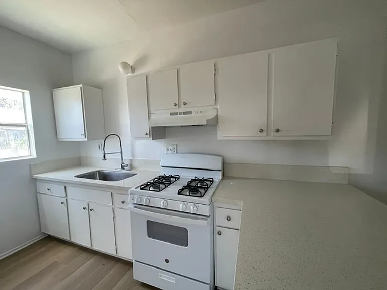 2229 Vineyard Ave — Photo 7