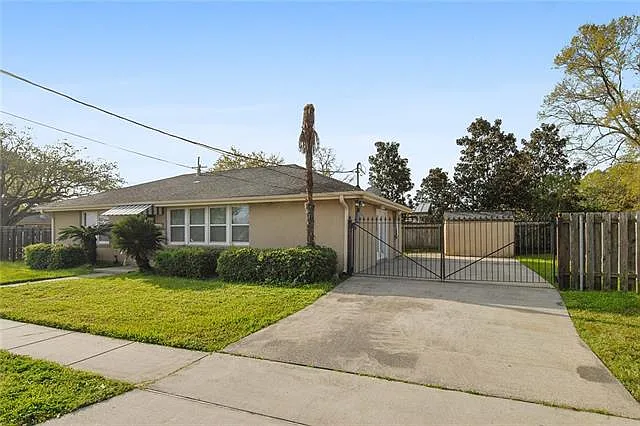 3 bed, 1.0 bath, 1298 sqft, $2,300 — Photo 2