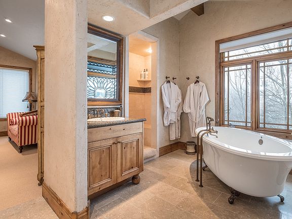 4th image of 3685 Oak Wood Dr