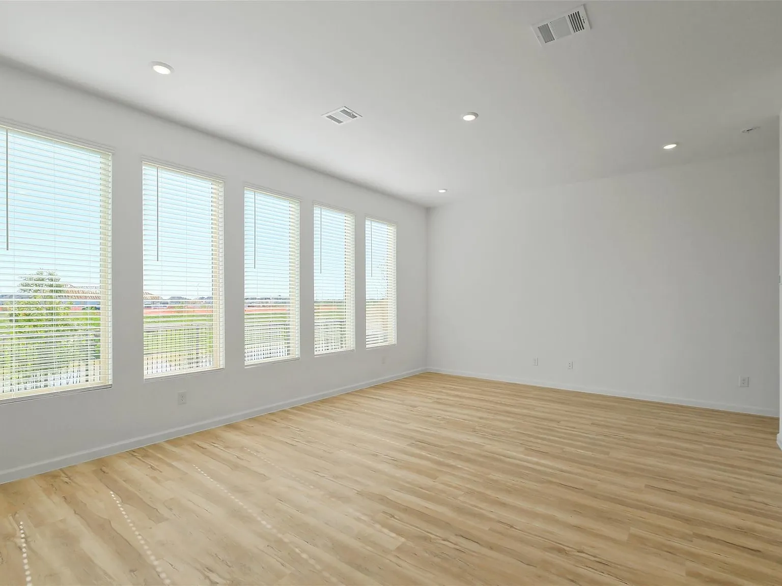 3 bed, 2.5 bath, 1897 sqft, $2,295 — Photo 3