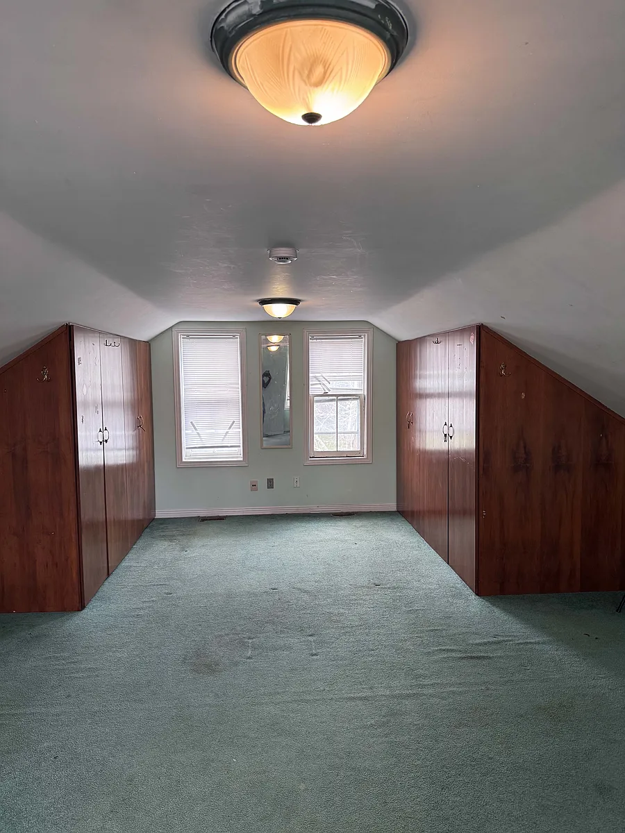 Building Photo - 10 Avondale Ave S