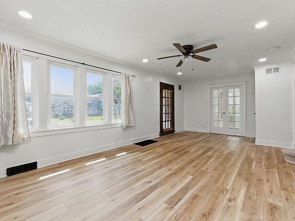 4th image of 1021 S Twyckenham Dr