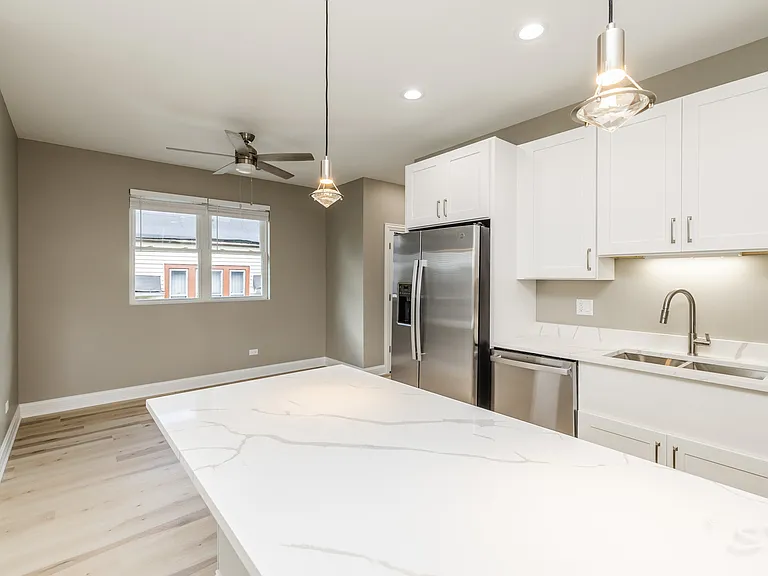 725 N Waller Ave #1 — Photo 3