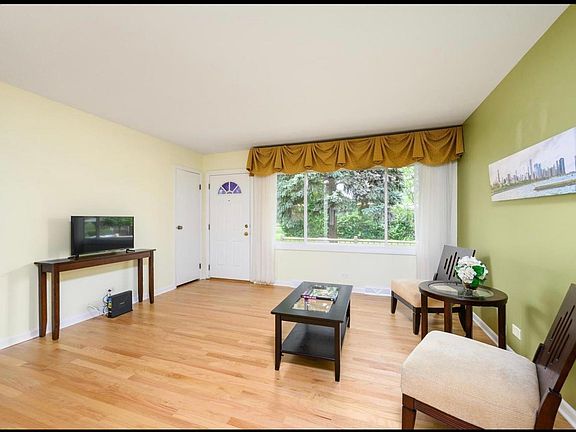 3rd image of 160 E Fullerton Ave