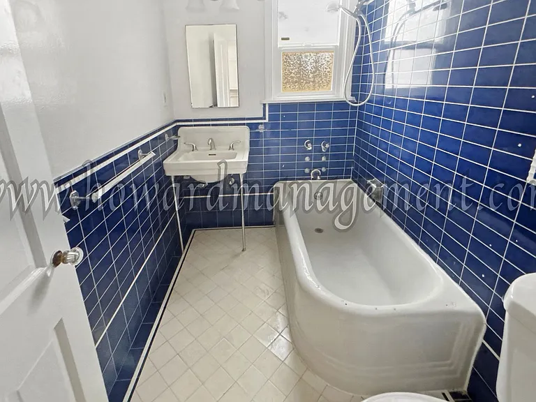 590 Rossmore — Photo 7