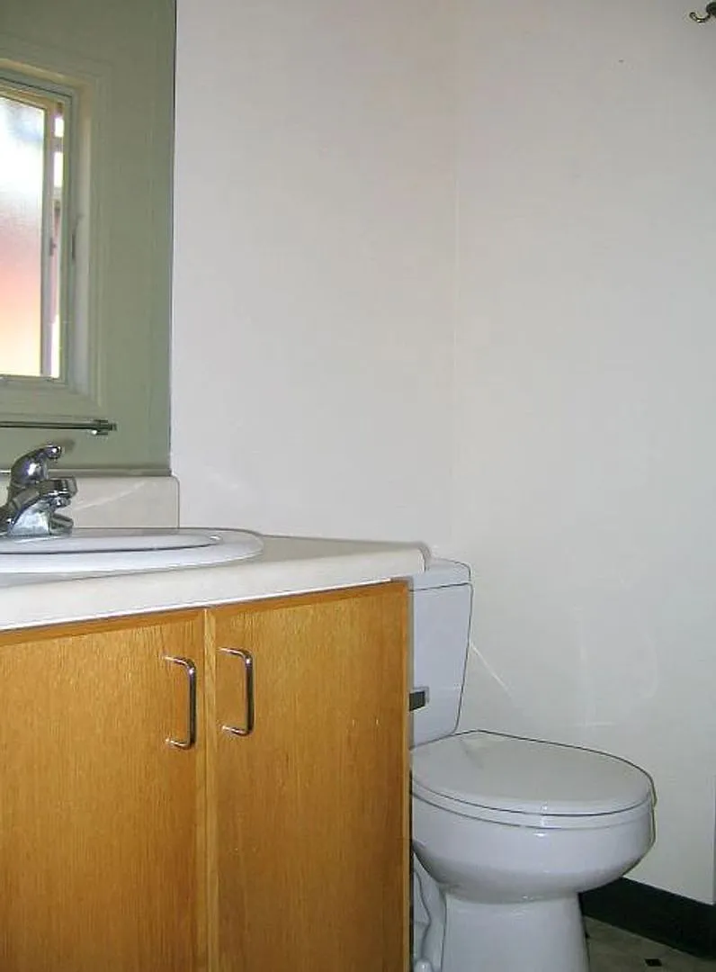 What's Special Comfortable Shared Space Bright Open-Concept Layout Dining Area Spacious Townhouse... — Photo 4