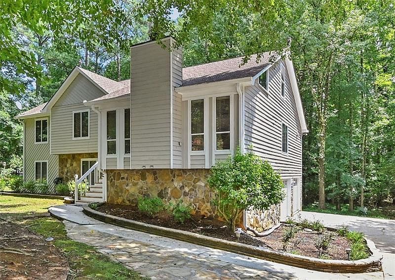 1st image of 3923 Carriage House Ln