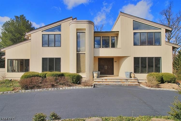 1st image of 29 Sandalwood Dr
