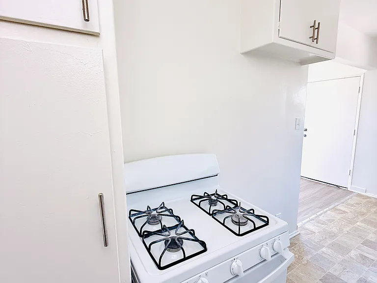 13635 Runnymede St #8 — Photo 8