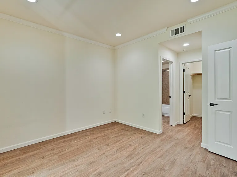 Encinal Place Apartments — Photo 17