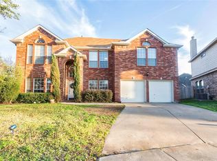 305 Yarrow Ct, Grand Prairie, TX 75052