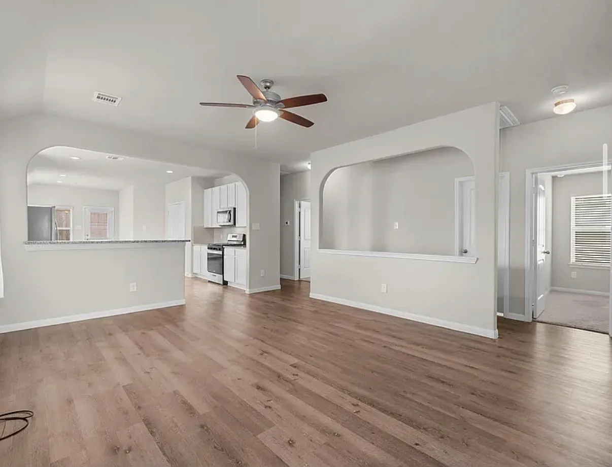 4 bed, 2300 sqft, $1,900 — Photo 2
