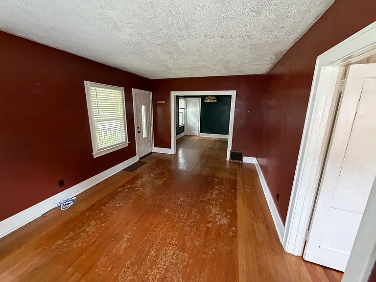 133 Foster Ave — Photo 2