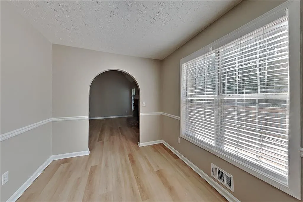 4 bed, 2.5 bath, 1900 sqft, $2,400 — Photo 4