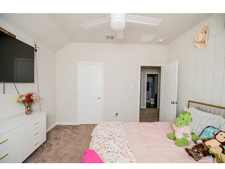 643 Hazeltine Rd — Photo 12