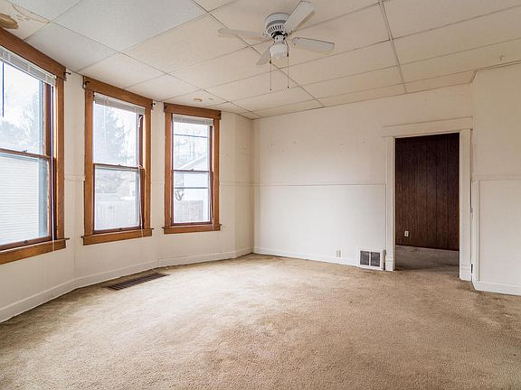4th image of 12 Parkway St