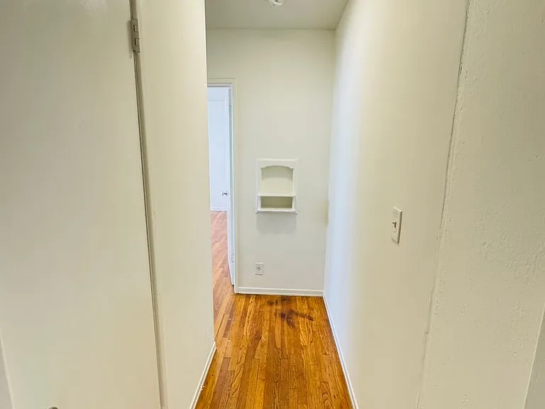 1246 N Orange Dr — Photo 4