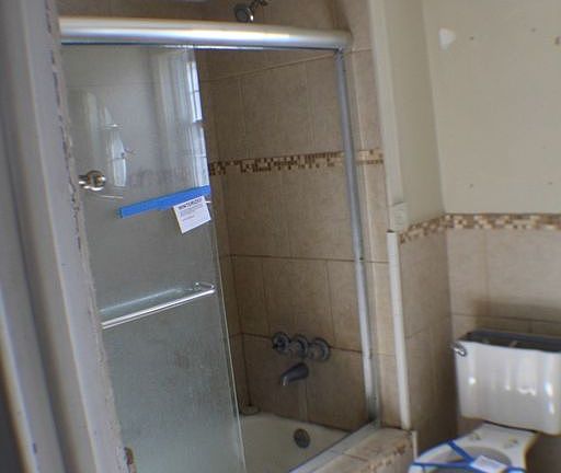 2nd image of 2121 Hoyt St