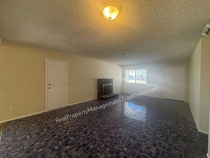 4 bed, 2.0 bath, 1384 sqft, $2,000 — Photo 3