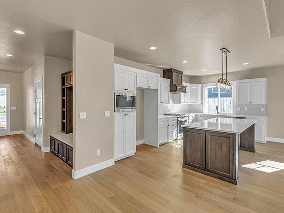 5th image of 2551 Deschutes Dr