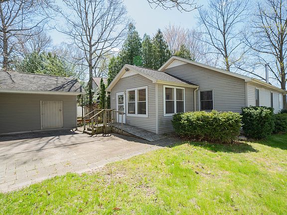 3rd image of 544 E Eagle Lake Dr