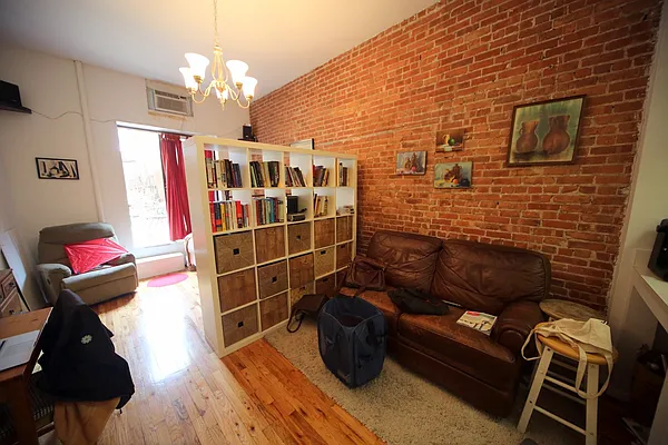 Rented by Metropolitan Realty | media 33