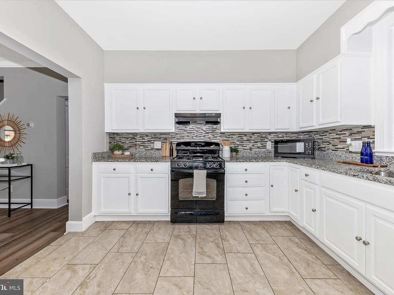 3 bed, 1.5 bath, 1305 sqft, $1,999 — Photo 1