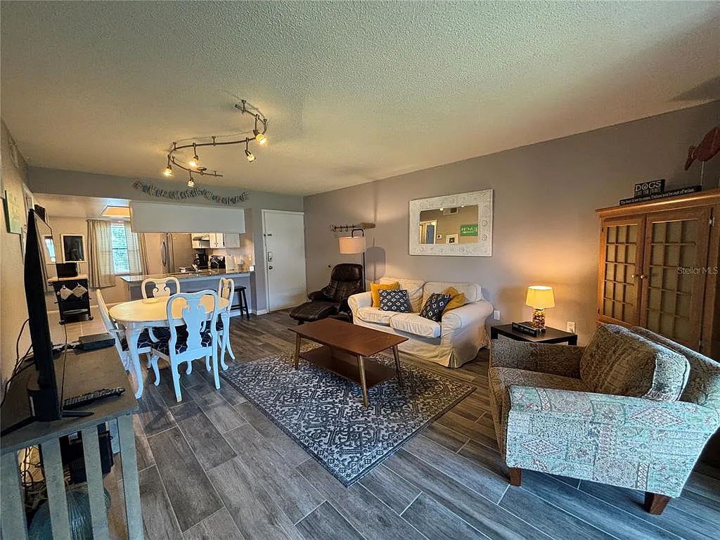2 bed, 2.0 bath, 879 sqft, $1,800 — Photo 3