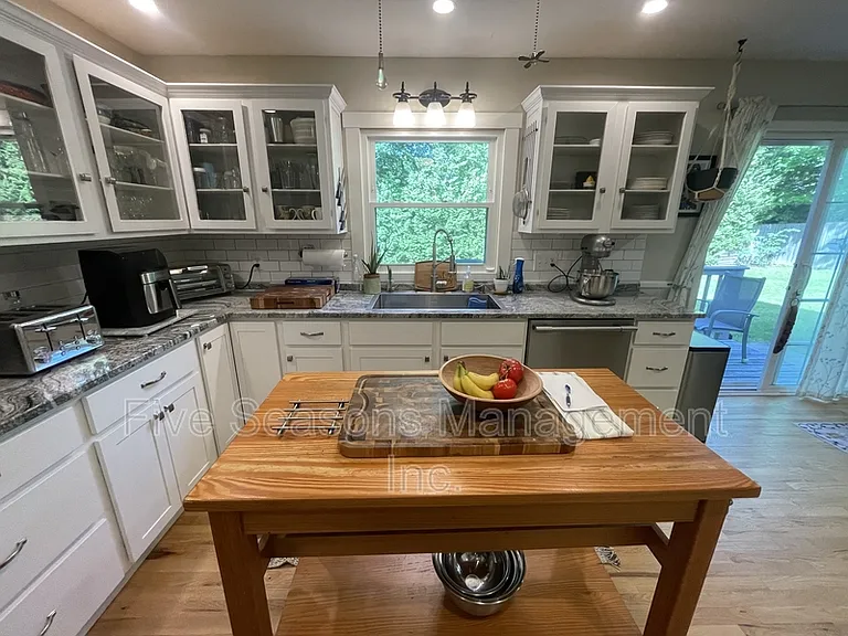 70 Pleasant Ave — Photo 15
