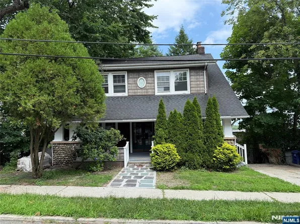 110 Romaine Pl, Leonia, NJ 07605