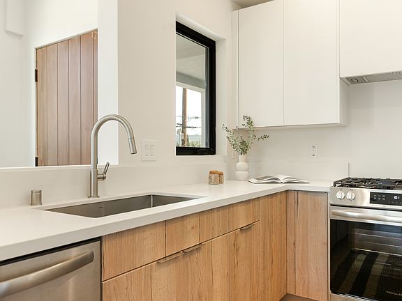 5th image of 2671 Benedict St