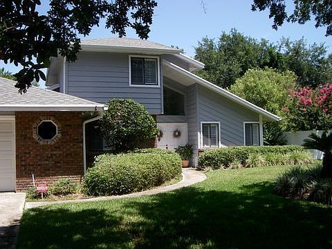 View of Front of 1624 Golfside D