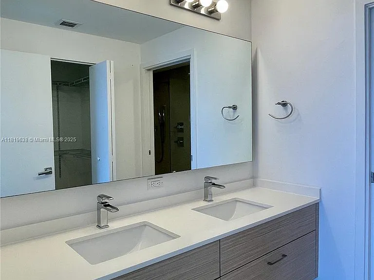 600 NE 27th St #232 — Photo 18