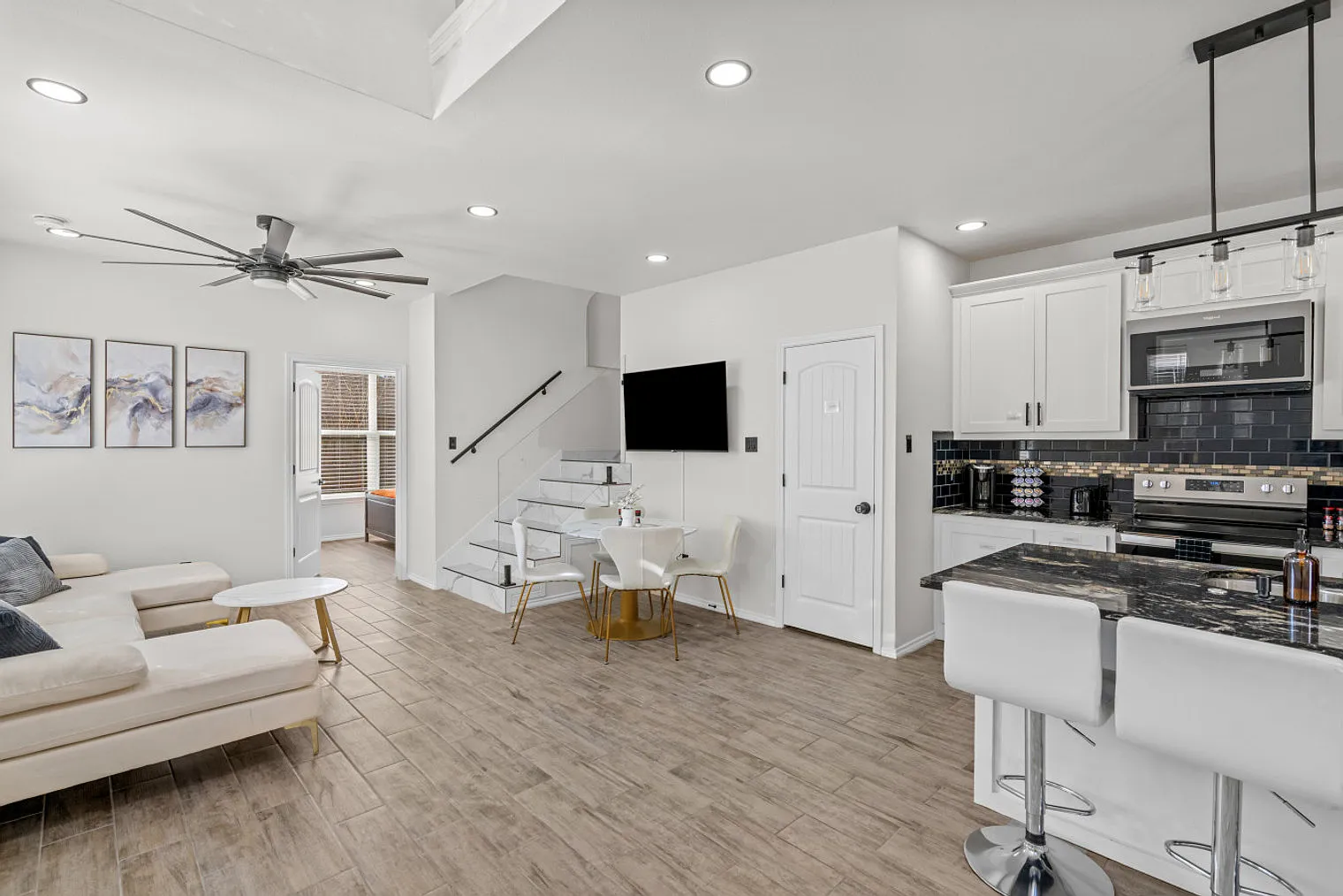 4 bed, 4.0 bath, 2271 sqft, $6,998 — Photo 2