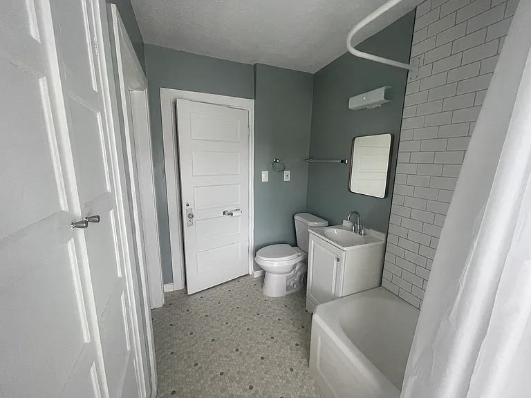 620 W 42nd St — Photo 14