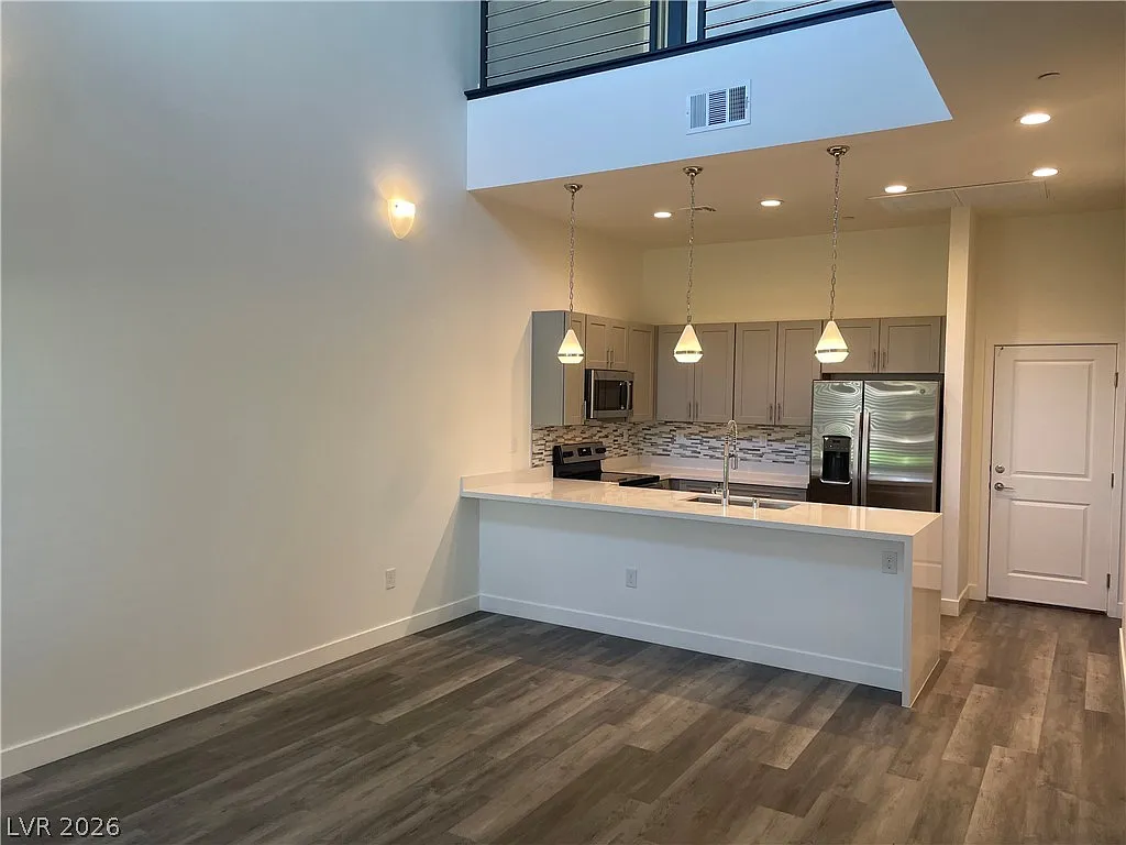 3 bed, 2.5 bath, 1556 sqft, $2,690 — Photo 4